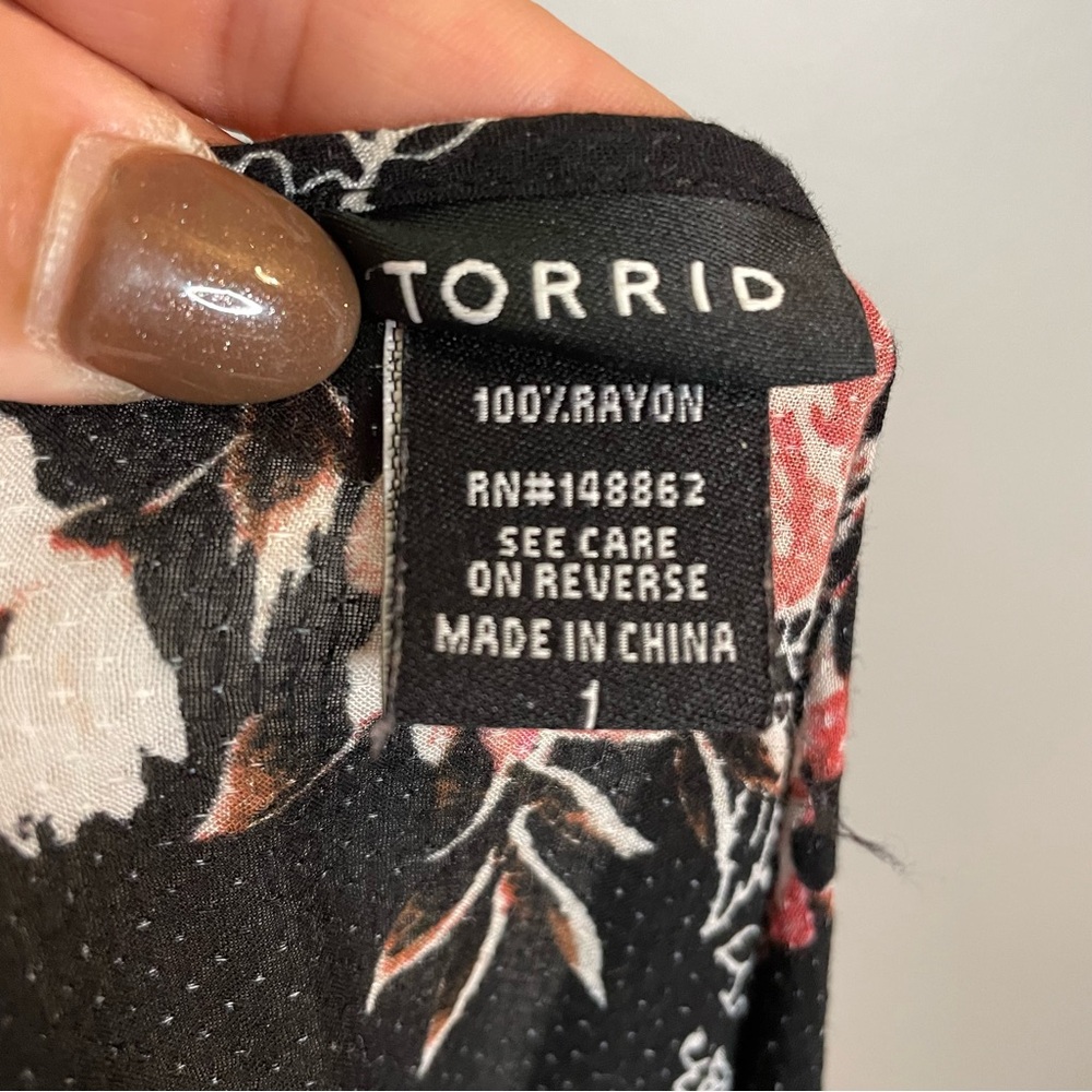 TORRID Floral Textured Woven Flutter Sleeve Black Blouse SZ/1 - Picture 6 of 7